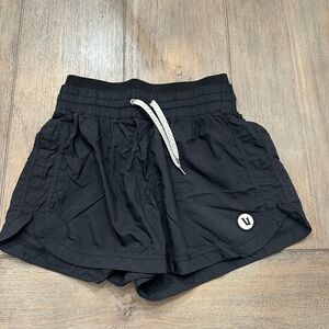 Vuori Women’s Black Halo Sport Shorts 2.5” | Size Small